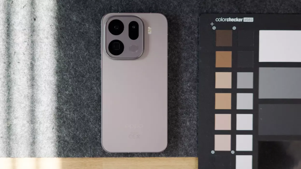 Téléphones mobiles arrivant à temps pour Noël et offrant la meilleure autonomie en 2025 2 Design de l'OPPO Find X9 Pro.