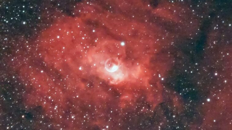 Une étrange "sphère" dans l'espace : découvrez la Nebulosa Bolla que nous avons photographiée 1 Nébuleuse Bolla (NGC 7635) photographiée dans le ciel des Châteaux Romains. Crédit : Andrea Centini