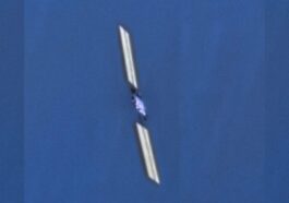 Le satellite Starlink 35956 photographié depuis l'orbite après l'anomalie qui cause sa chute incontrôlée vers la Terre. L’image, acquise par un satellite d’observation WorldView-3 à la demande de SpaceX, montre le véhicule encore substantiellement intact / Crédit : Vantor