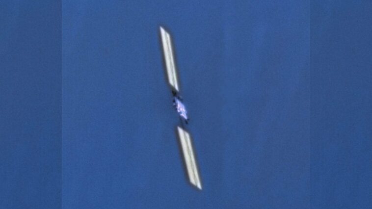 Une image en orbite révèle la chute du satellite Starlink : pourquoi SpaceX sollicite-t-elle une observation ? 1 Le satellite Starlink 35956 photographié depuis l'orbite après l'anomalie qui cause sa chute incontrôlée vers la Terre. L’image, acquise par un satellite d’observation WorldView-3 à la demande de SpaceX, montre le véhicule encore substantiellement intact / Crédit : Vantor