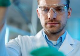 Chercheur dans un laboratoire utilisant une pipette pour des expériences scientifiques sur des processus moléculaires / Crédit : iStock