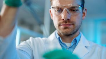 Une nouvelle découverte sur un "interrupteur du gras" qui régule le poids et le cholestérol : les révélations d'une étude 7 Chercheur dans un laboratoire utilisant une pipette pour des expériences scientifiques sur des processus moléculaires / Crédit : iStock