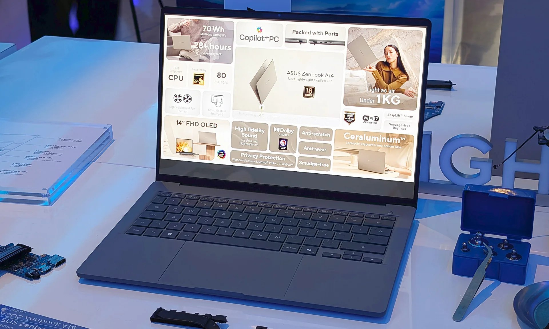 Le Zenbook A14 semble plus léger qu'un MacBook Air, mais est-ce que la légèreté est vraiment un atout ? 3 Zenbook A14 installé ouvert sur une table blanche.