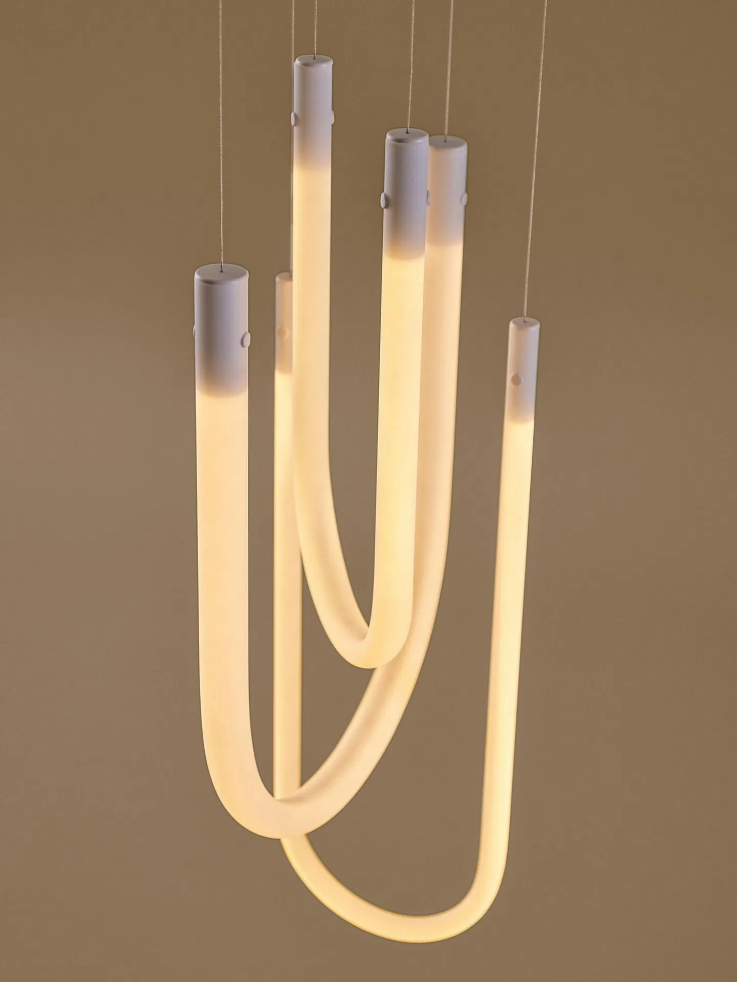 La nouvelle lampe VARMBLIXT intelligente en version suspendue
