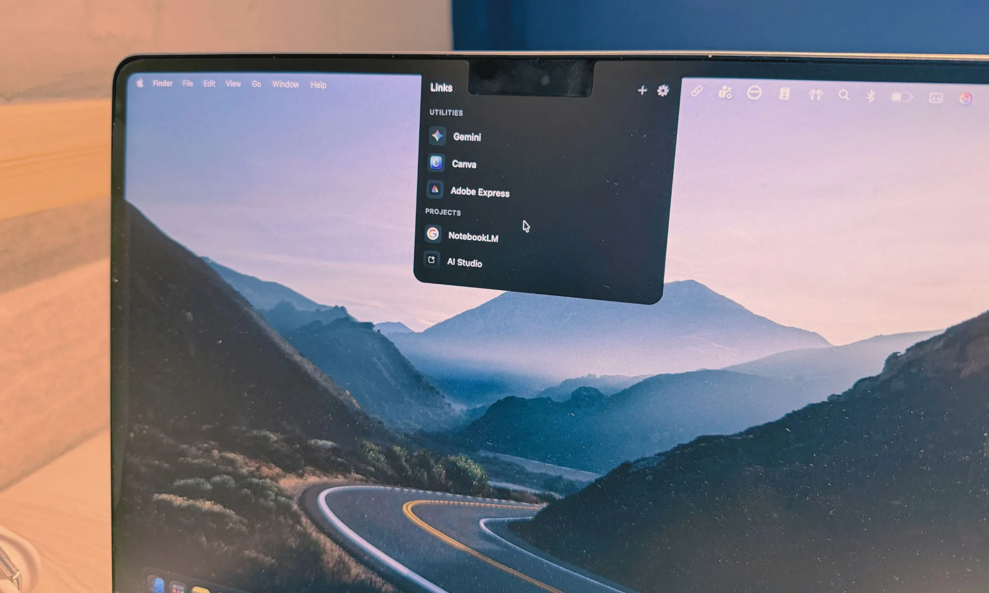 J'ai découvert une application qui transforme les pires aspects du design du MacBook en un véritable soulagement pour la navigation 7 Utilisation de l'application LinkNotch sur le Mac.