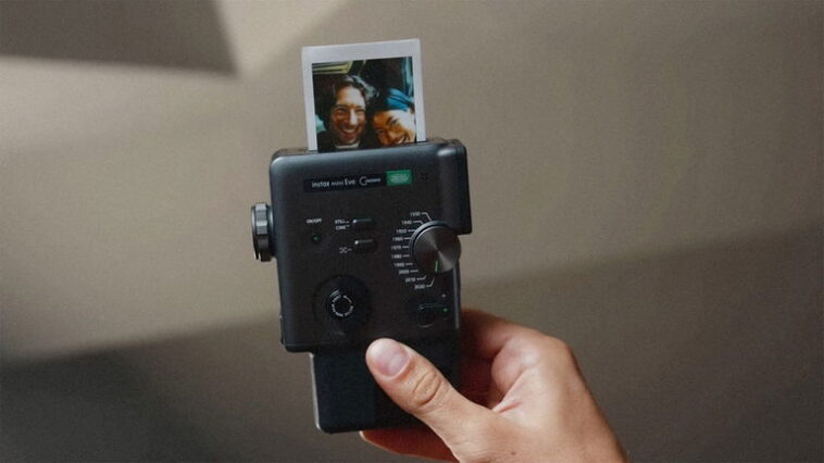 Dites adieu aux filtres Instagram : cette caméra offre une molette pour des vidéos vintage! 1 Adieu aux filtres Instagram : cette caméra dispose d'une molette mécanique pour que vos vidéos semblent des années 30 ou 80