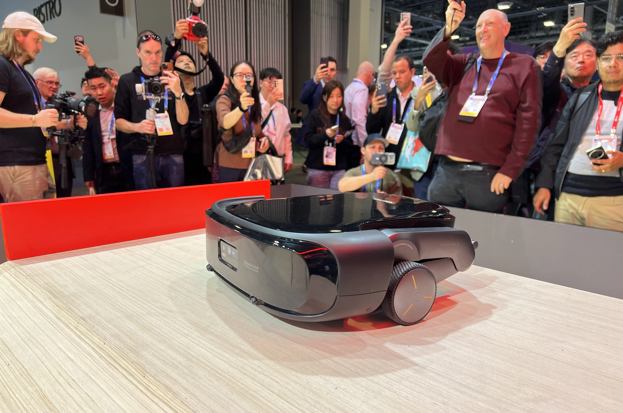 FANPAGE.IT | Le Saros Rover de Roborock avec les jambes robotisées repliées
