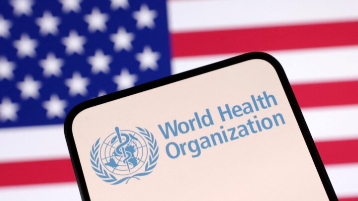 Les États-Unis quittent officiellement l'Organisation Mondiale de la Santé : “une décision présidentielle catastrophique” 6 Bandeira dos EUA no fundo, e um smartphone com o logótipo da OMS