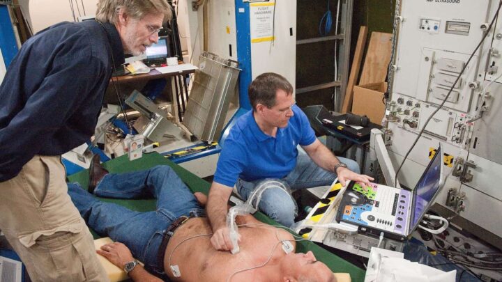 Cet appareil a été essentiel durant une crise sanitaire à bord de l’ISS, selon les astronautes 4 O astronauta Kevin Ford (à direita) treina com o Ultrasound 2. O técnico de ecografia David Martin (à esquerda) orienta o membro da tripulação na obtenção das imagens desejadas, enquanto Ariel Rodriguez (ao centro) serve de sujeito.