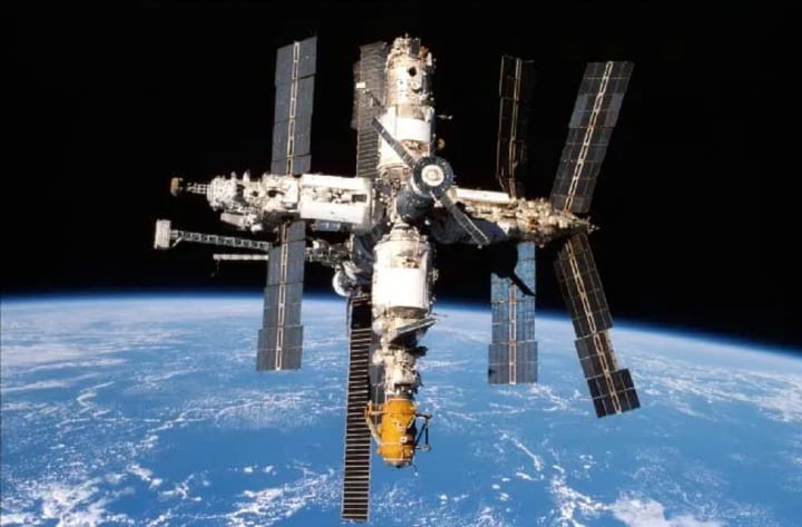 Sergei Krikalev, le cosmonaute bloqué dans l'espace lors de l'effondrement de l'Union Soviétique 3 La station Mir et la bordure de la Terre observées depuis l'orbiteur Endeavour lors de la mission STS-89 de la NASA en 1998. Crédit : NASA, via Space.com