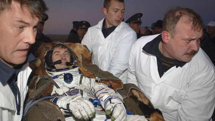 Sergei Krikalev, le cosmonaute bloqué dans l'espace lors de l'effondrement de l'Union Soviétique 5 Krikalev dérivant dans l'espace durant plus de 311 jours, alors que l'Union soviétique s'effondrait 400 km au-dessous de lui.