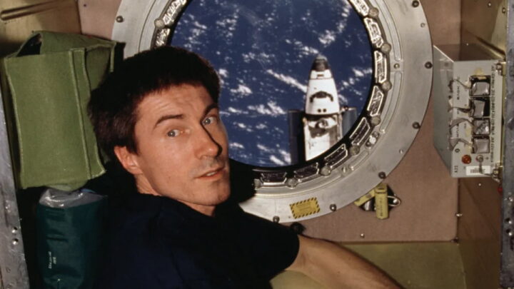 Sergei Krikalev, le cosmonaute bloqué dans l'espace lors de l'effondrement de l'Union Soviétique 4 Krikalev observant, à travers le module de service Zvezda de l'ISS, la navette Atlantis s'approchant pour un amarrage. Crédit : NASA, via iflscience.com