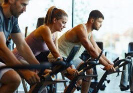 Cancer du côlon et activité physique : une étude révèle des effets anticancéreux après seulement 10 minutes 29 Exercice physique intense sur cyclette, comme celui analysé dans la recherche publiée sur l’International Journal of Cancer / Photo: iStock