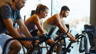 Cancer du côlon et activité physique : une étude révèle des effets anticancéreux après seulement 10 minutes 25 Exercice physique intense sur cyclette, comme celui analysé dans la recherche publiée sur l’International Journal of Cancer / Photo: iStock