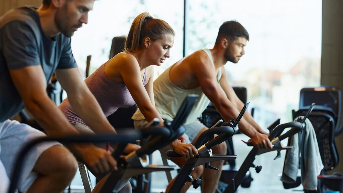 Cancer du côlon et activité physique : une étude révèle des effets anticancéreux après seulement 10 minutes 2 Exercice physique intense sur cyclette, comme celui analysé dans la recherche publiée sur l’International Journal of Cancer / Photo: iStock