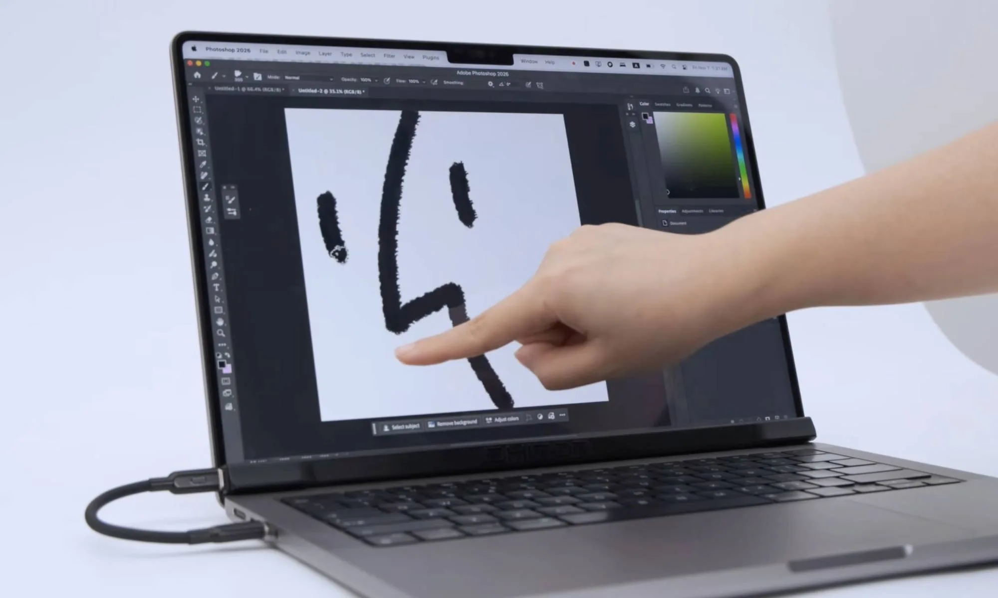 Cet accessoire clip-on ajoute une touche à votre MacBook sans vous ruiner 2 Personne dessinant l'icône Finder sur un MacBook avec Magic Screen d'Intricuit.