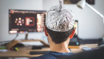 Deux aspects psychologiques qui nous rendent sensibles aux théories du complot : les révélations de la science 5 Image