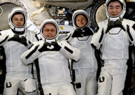 Les quatre astronautes de la Crew-11 SpaceX préparant leurs combinaisons spatiales pour le retour de la Station Spatiale Internationale / Crédit : Michael Fincke (NASA) sur LinkedIn