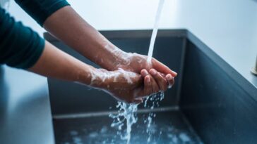 Il développe des "écaille" blanches chaque fois qu'il se lave les mains : le cas clinique intrigant d'un jeune homme 17 Image