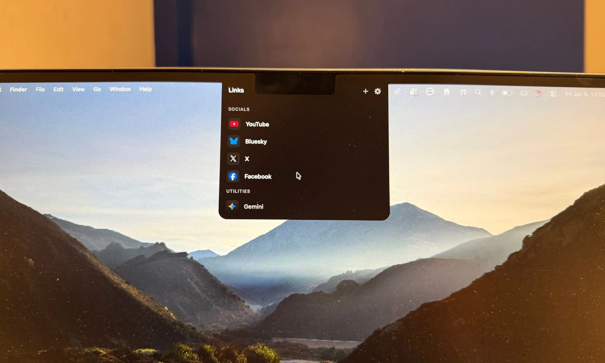 J'ai découvert une application qui transforme les pires aspects du design du MacBook en un véritable soulagement pour la navigation 2 Utilisation de l'application LinkNotch sur le Mac.