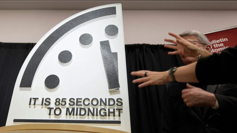 L'Horloge de l'Apocalypse 2026, à jamais proches de la fin : pourquoi il ne reste que 85 secondes avant minuit 1 Image