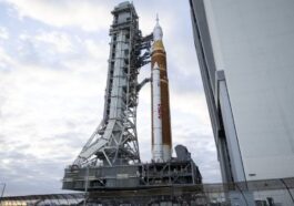 Le rocket Artemis II de la NASA sur la rampe de lancement du Kennedy Space Center : le lancement de la mission lunaire a été retardé en raison de conditions météorologiques défavorables / Photo : NASA