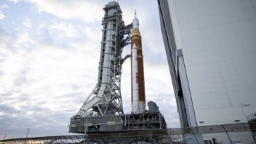 La NASA postpone le lancement d'Artemis II vers la Lune à cause des intempéries : quelle est la nouvelle date de départ de la mission ? 16 Le rocket Artemis II de la NASA sur la rampe de lancement du Kennedy Space Center : le lancement de la mission lunaire a été retardé en raison de conditions météorologiques défavorables / Photo : NASA