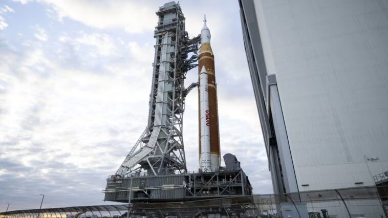 La NASA postpone le lancement d'Artemis II vers la Lune à cause des intempéries : quelle est la nouvelle date de départ de la mission ? 1 Le rocket Artemis II de la NASA sur la rampe de lancement du Kennedy Space Center : le lancement de la mission lunaire a été retardé en raison de conditions météorologiques défavorables / Photo : NASA