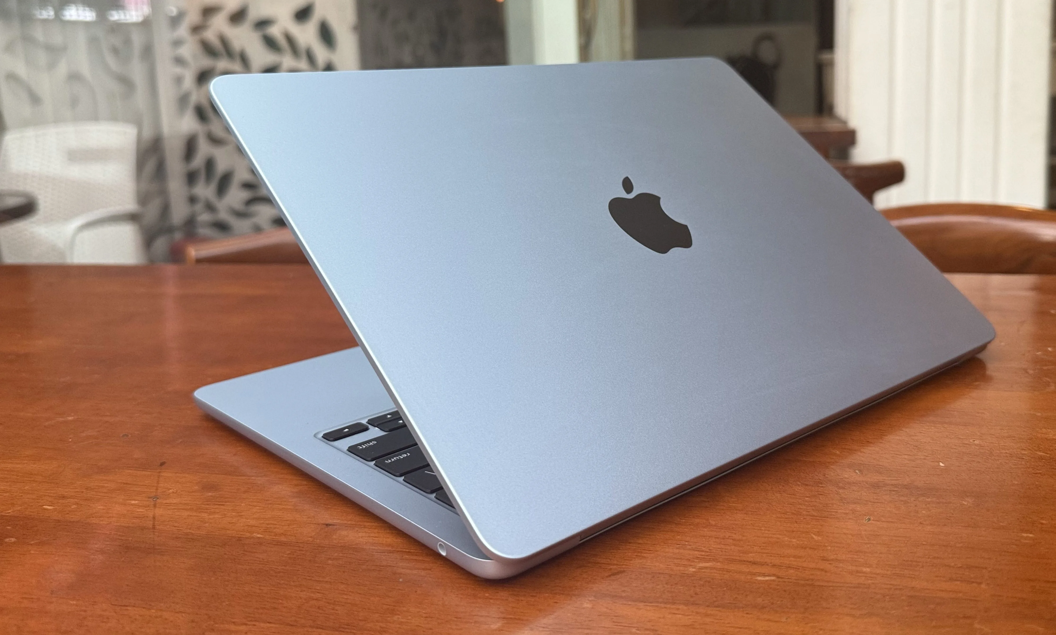 Vue arrière du couvercle sur un MacBook Air M4.