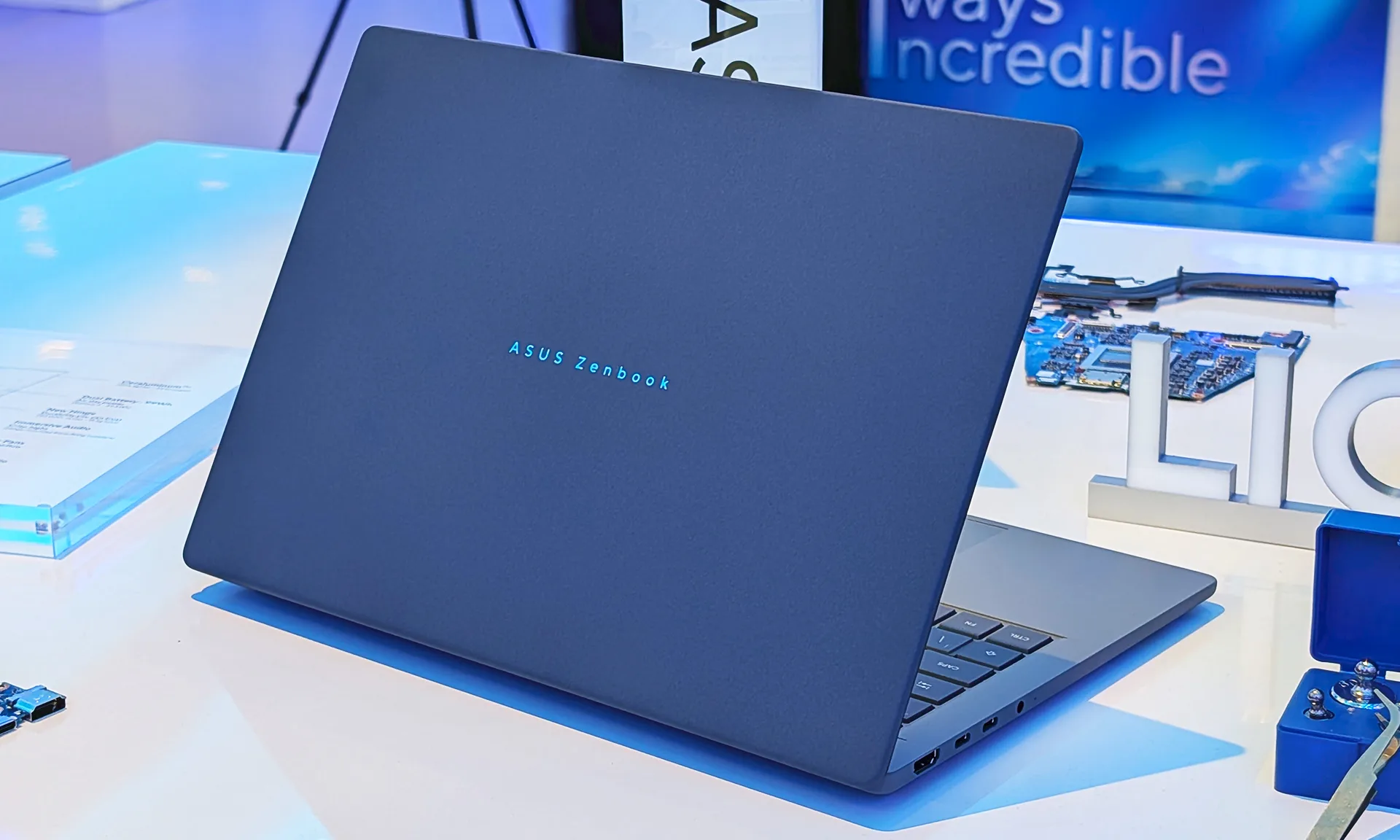 Le Zenbook A14 semble plus léger qu'un MacBook Air, mais est-ce que la légèreté est vraiment un atout ? 2 Zenbook A14 installé ouvert sur une table blanche.