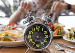 Le jeûne intermittent ne donne pas de résultats si tu consommes les mêmes calories : voici ce qui fait vraiment la différence 46 Limiter les horaires des repas, sans réduire les calories, n'améliore pas le métabolisme ou la santé cardiovasculaire, mais peut influencer l'horloge biologique interne, selon une nouvelle étude / Photo : iStock