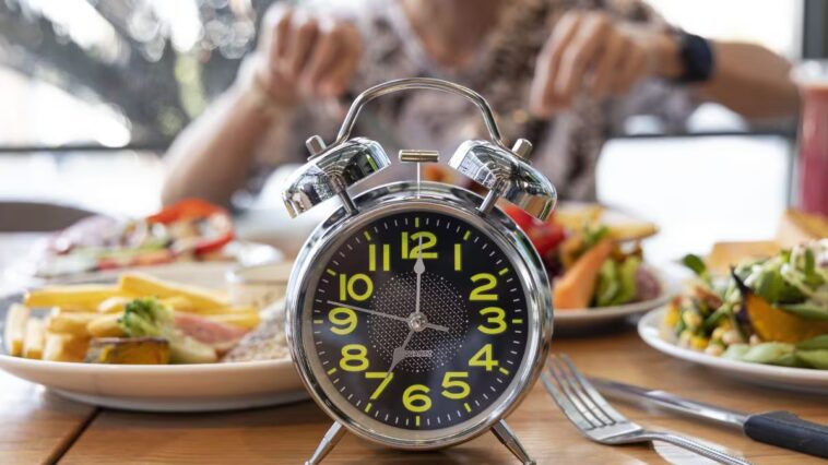 Le jeûne intermittent ne donne pas de résultats si tu consommes les mêmes calories : voici ce qui fait vraiment la différence 1 Limiter les horaires des repas, sans réduire les calories, n'améliore pas le métabolisme ou la santé cardiovasculaire, mais peut influencer l'horloge biologique interne, selon une nouvelle étude / Photo : iStock