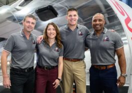 Les astronautes de la NASA Christina Koch, Victor Glover et Reid Wiseman, ainsi que l'astronaute de l'Agence spatiale canadienne Jeremy Hansen, entrent en quarantaine en vue du lancement d'Artemis 2. Crédit : NASA/Robert Markowitz
