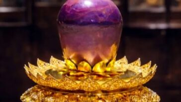 Le plus grand saphir étoilé violet du monde est en vente : découvrez sa valeur incroyable 22 Le plus grand saphir étoilé violet au monde présenté à Colombo, Sri Lanka
