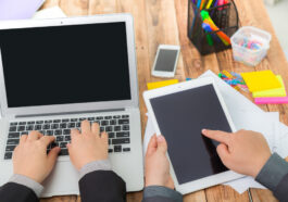 Personne Utilisant Plusieurs Appareils Numériques