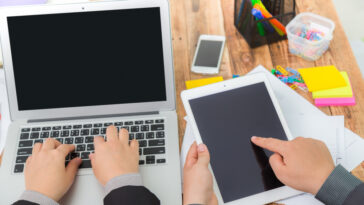 L’accès instantané : la révolution du divertissement numérique 19 Personne Utilisant Plusieurs Appareils Numériques