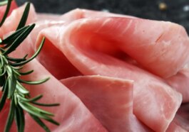Le jambon cuit fait partie de la catégorie des viandes transformées, classées par l'OMS comme cancérogènes de type 1 selon les preuves scientifiques disponibles / Photo : iStock