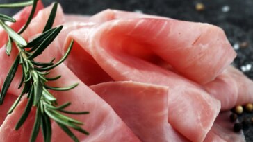 Pourquoi le jambon cuit est-il classé comme "cancérogène de type 1" par l'OMS et que révèlent les nouvelles études ? 4 Le jambon cuit fait partie de la catégorie des viandes transformées, classées par l'OMS comme cancérogènes de type 1 selon les preuves scientifiques disponibles / Photo : iStock