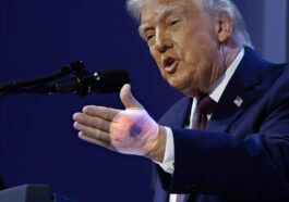 Donald Trump lors de la cérémonie de signature du 'Board of Peace' au Forum économique mondial (WEF) le 22 janvier 2026 à Davos, en Suisse