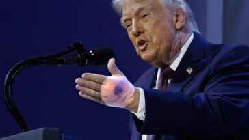 Que cache le bleu sur la main de Trump : le décryptage du cardiologue sur ses déclarations 16 Donald Trump lors de la cérémonie de signature du 'Board of Peace' au Forum économique mondial (WEF) le 22 janvier 2026 à Davos, en Suisse