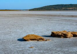 Un lac asséché, symbole de la perte structurelle des ressources en eau et de la faillite hydrique mondiale décrite par les Nations Unies / Photo : iStock