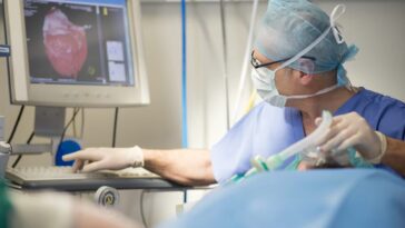 Réalisation du premier pontage aorto-coronarien au monde sans ouverture du thorax : une avancée médicale exceptionnelle 27 Image