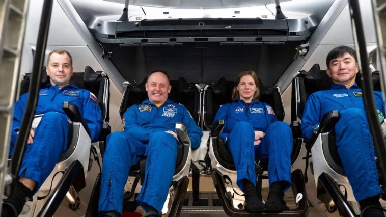 Santé précaire d'un astronaute sur la Station Spatiale Internationale : la NASA envisage un retour anticipé 1 Les astronautes de la Crew-11 actuellement à bord de la Station Spatiale Internationale. De gauche à droite : le cosmonaute de Roscosmos Oleg Platonov, les astronautes de la NASA Mike Fincke et Zena Cardman, et l'astronaute de la JAXA Kimiya Yui. Photo : SpaceX