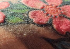 Symptômes inattendus des mois après un tatouage : l'histoire d'un trentenaire confronté à une ablation chirurgicale 67 Détail d'un tatouage avec de l'encre rouge