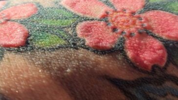 Symptômes inattendus des mois après un tatouage : l'histoire d'un trentenaire confronté à une ablation chirurgicale 9 Détail d'un tatouage avec de l'encre rouge