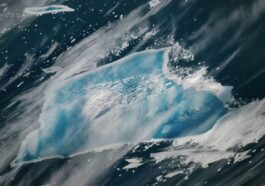 L’iceberg A23a est devenu bleu. L’image capturée à la fin de décembre 2025 par la Station Spatiale Internationale. Crédit : NASA