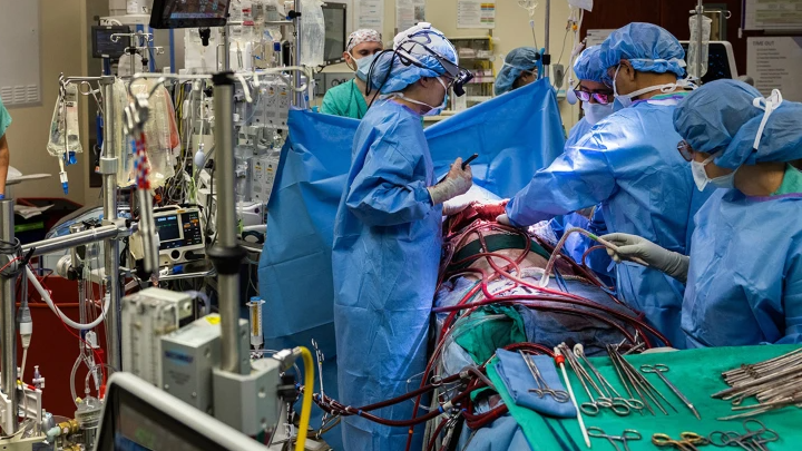 Un patient a survécu 48 heures sans poumons en attendant une greffe 2 Équipe médicale retirant les poumons infectés. Crédit : Northwestern Medicine