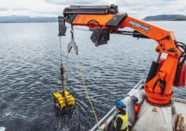 Un dessalinisateur expérimental de Flocean immergé dans la mer pour un test. Crédit : Flocean