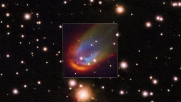 Une incroyable onde de choc colorée issue d'une étoile morte, selon les scientifiques : "C'est insondable" 1 L'onde d'impact colorée dégagée par l'étoile morte. Crédit : ESO/K. Iłkiewicz et S. Scaringi et al. Arrière-plan : PanSTARRS