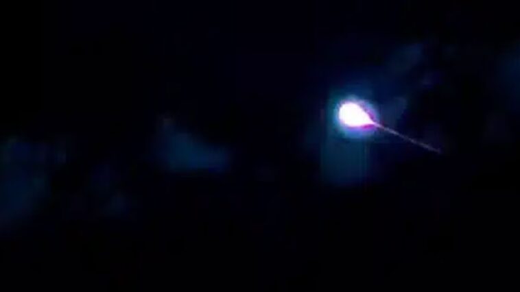 Une météorite filmée en direct depuis la Station Spatiale Internationale : une première historique 1 Le moment de l'explosion de la météore dans l'atmosphère terrestre montré lors du direct depuis la Station Spatiale Internationale / Crédit : Sen